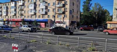 Машины раскидало по дороге в Петрозаводске после столкновения (ВИДЕО)