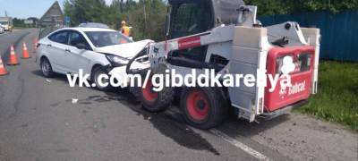 На трассе в Карелии 65-летний водитель потерял сознание и въехал в погрузчик