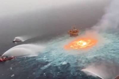 Огонь из-под воды: показаны кадры пожара на трубопроводе нефтегазовой компании в Мексиканском заливе