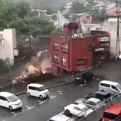В японском городе Атами, префектура Сидзуока, сошел оползень