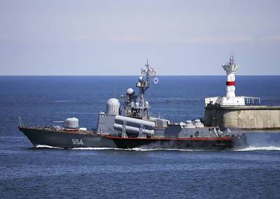 Российский военный корабль идёт на помощь украинскому судну с рыбаками