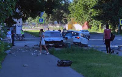 В серьезном ДТП на юге Петербурга пострадала женщина