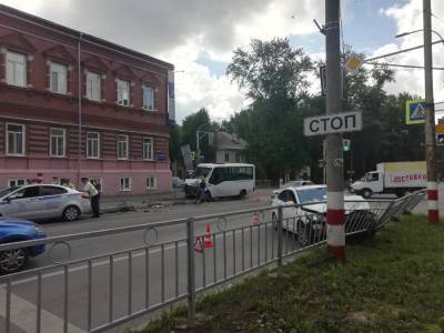 В центре Ульяновска столкнулись иномарка и маршрутка