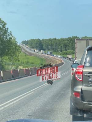 Автомобилисты сообщили о большой пробке на кузбасской трассе