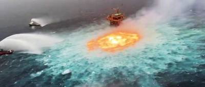 «Огненный глаз»: В Мексике тушили пожар на поверхности океана из-за прорыва подводного трубопровода