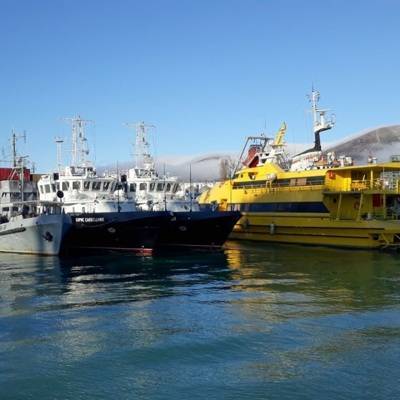 Аварийное украинское судно буксируют в порт Очаков на Украине
