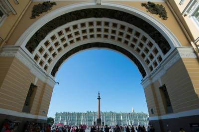 Эрмитаж пожаловался на «оккупацию» Дворцовой площади фан-зоной Евро-2020