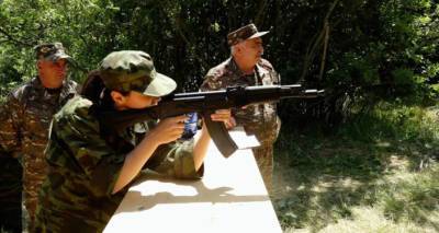 Как служба в армии: школьники проходят подготовку в военно-тренировочном лагере. Видео
