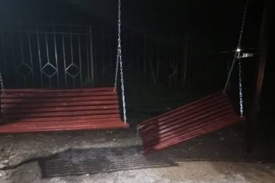 В Тверской области за сутки сломали новые качели