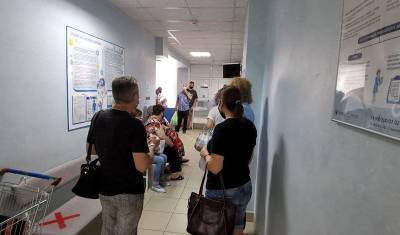 Тюменцы жалуются на очереди на вакцинацию в поликлинике № 8