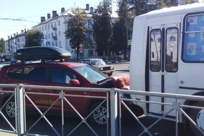 В Новгороде легковушка «поцеловала» впереди стоящий ПАЗик