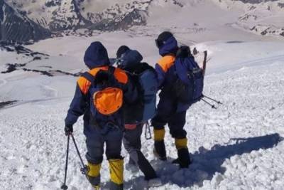Спасатели эвакуировали альпиниста из Петербурга, застрявшего на Эльбрусе