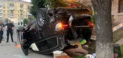 В Киеве пьяный водитель влетел в забор, авто перевернулось на крышу