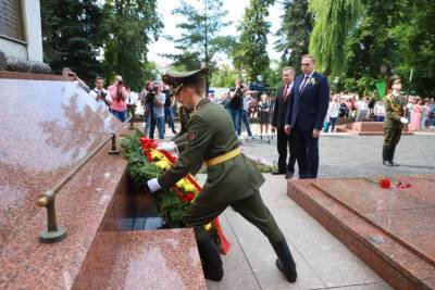 «Чтобы сохранить суверенитет и независимость Беларуси, народ должен быть единым». Цветы и венки возложили к памятнику погибшим воинам и партизанам в День Независимости в Гродно