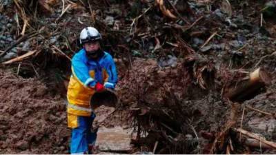 В Японии из-за ливней уничтожает оползнями города