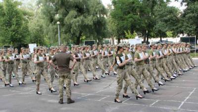 Минобороны Украины отреагировало на скандал с каблуками курсанток на параде