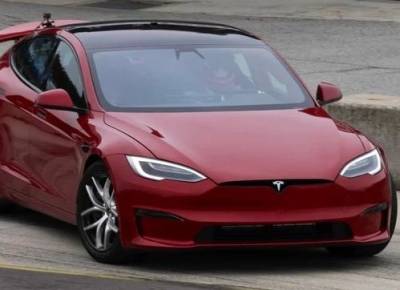 За пару минут выгорел дотла: в США на ходу загорелся электрокар Tesla Model S Plaid. ФОТО
