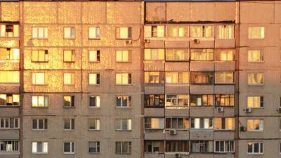 Житель Новосибирска выпал из окна многоэтажки и погиб