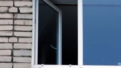 Полиция выясняет обстоятельства гибели выпавшего из окна жителя Новосибирска