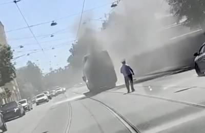 На Старо-Петергофском проспекте в Петербурге сгорел автобус