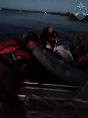 Рыбаки застряли на лодке в устье реки Волхов из-за сломавшегося мотора