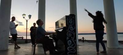 Залитое дождем пианино на набережной Петрозаводска вернулось к жизни (ВИДЕО)