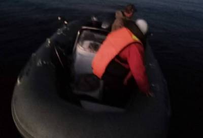 Четверых рыбаков на заглохшей лодке пришлось спасать из реки Волхов