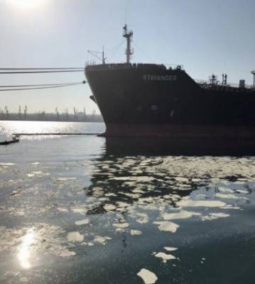 Убытков на 65,2 млн гривен: иностранное судно выбросило во внутренние морские воды Украины 8,5 тонны пальмового масла. ФОТО