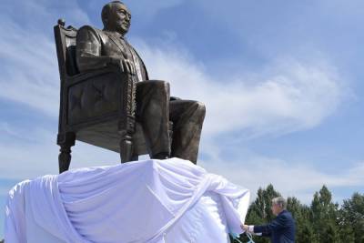 В столице Казахстана открыли еще один прижизненный памятник Назарбаеву