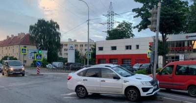 В Калининграде легковушка врезалась в опору светофора (фото)
