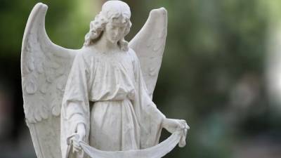 В Бокситогорске в яме на кладбище нашли мертвую женщину в куртке