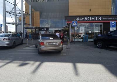 Рязанцев возмутил водитель, припарковавшийся на пешеходном переходе у ТРЦ «Круиз»