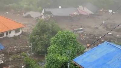20 человек пропали без вести: поток грязи затопил город в Японии