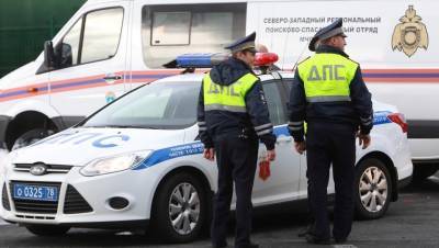 В центре Петербурга легковушка протаранила туристический автобус