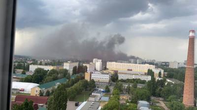 В МЧС сообщили о крупном пожаре на заброшенном складе в Воронеже