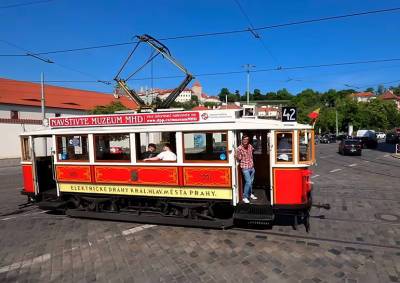 Прага запустила новый туристический трамвай: видео