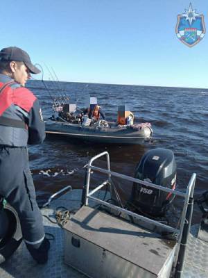 Спасатели Ленобласти вызволили рыбаков, застрявших на Ладожском озере