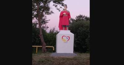 "Как яйца на Пасху": возле Львова креативно восстановили статую Хмельницкого (фото)