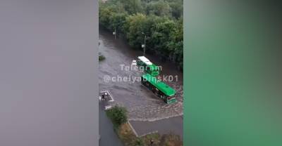 Дороги Челябинска превратились в полноводные реки после сильного дождя