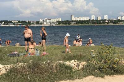 В Севастополе забыли про ковид: народ спасается от жары у моря