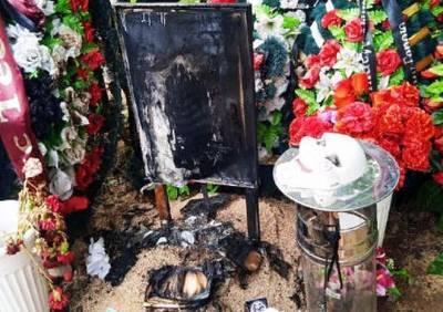 Неизвестные сожгли портрет Тесака на его могиле