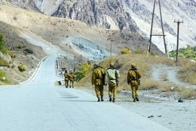 Таджикистан впустил сотни афганских военных