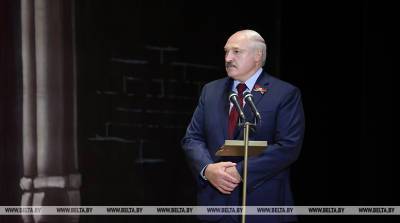 Лукашенко - творческой интеллигенции: мы должны объединиться и удержать страну