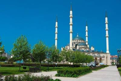 В Чечне ввели масочный режим в мечетях и транспорте