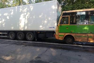 На Харьковщине автобус с пассажирами влетел в зад грузовику