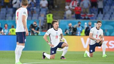 Сборная Англии в полном составе преклонила колено перед матчем Евро, украинцы — нет