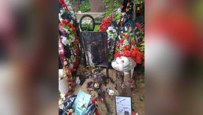 Вандалы сожгли портрет Тесака на его могиле в столице