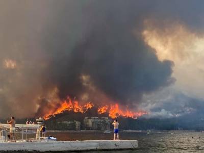 Украинцы – о пожарах в Турции: С неба падает пепел. Дорога горит, а по ней ехать в аэропорт