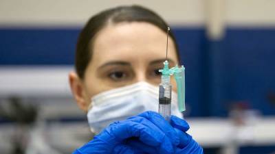 В США подтвердили требование об обязательной вакцинации госслужащих