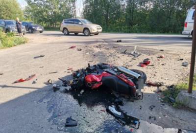 Мотоциклист погиб под колесами автомобиля во Всеволожском районе